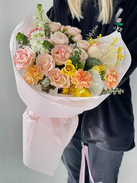 Flower bouquet "Wei" with tulip, spray rose and matthiola