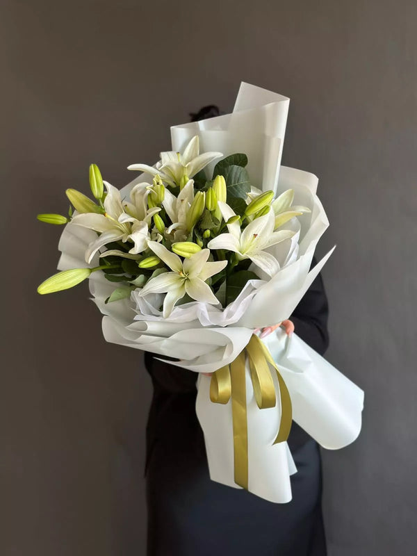 Flower bouquet with 5 lily