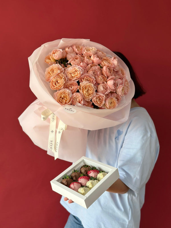 Set "Sweet Romance" with flower bouquet and strawberry box