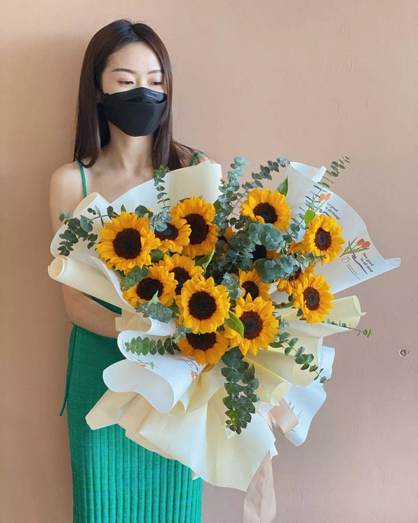 Flower bouquet "SUNFLOWER RISE" with helianthus and eucalyptus