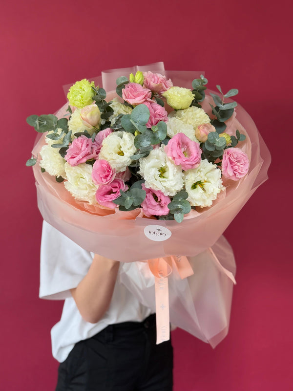 Flower bouquet with 15 lisianthus and eucalyptus