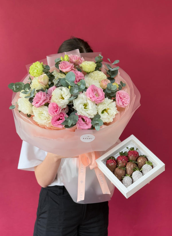 Set "Elegant Moments" with flower bouquet and strawberry box