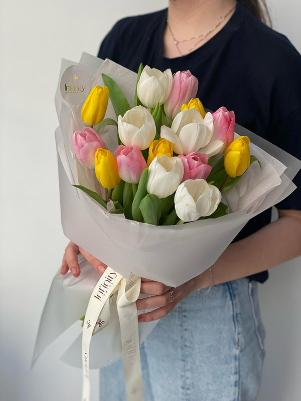 Flower bouquet with 15 tulip