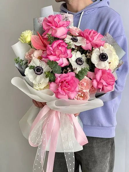 Flower bouquet "Sonja" with rose, lisianthus, anthurium and anemone