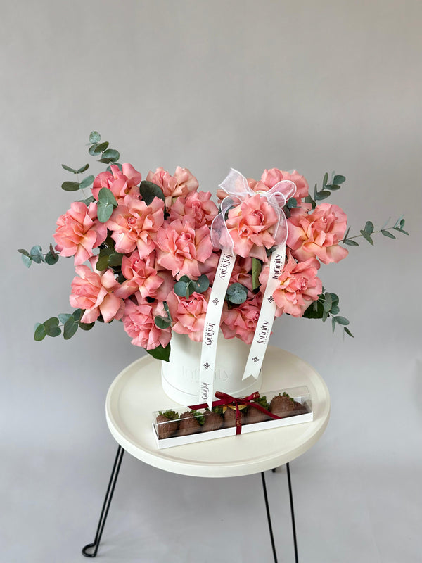 Set "Berry rose" with flower bouquet and strawberry box