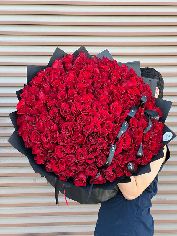 Flower bouquet of 200 red roses