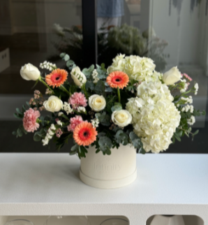 Flower bouquet "AMANI" with hydrangea, rose and carnation