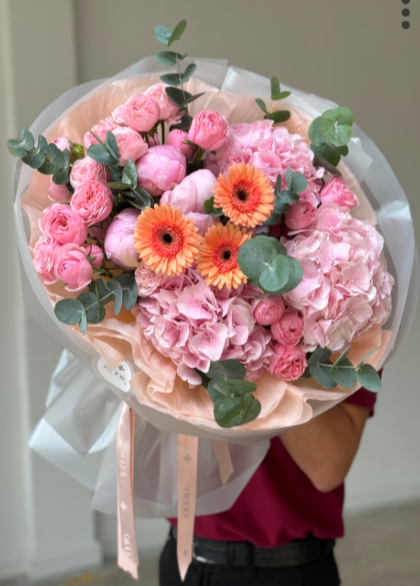 Flower bouquet "ALIYA" with hydrangea, peony and gerbera