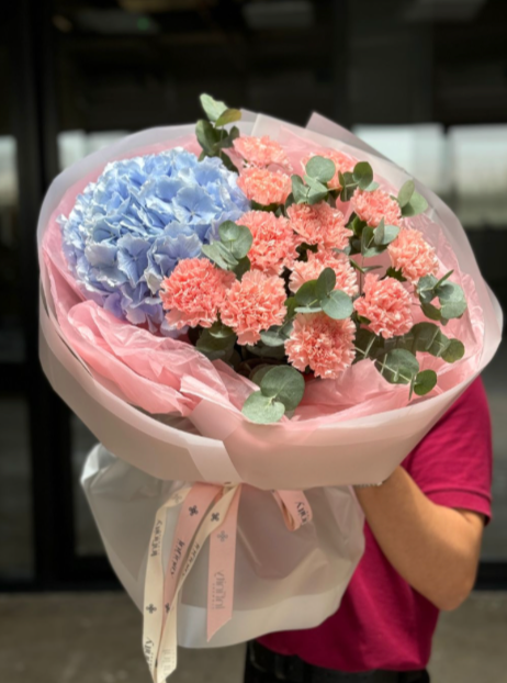 Flower bouquet "NOURA" with hydrangea and carnation