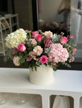 Flower box "HANA" with hydrangea, rose and carnation