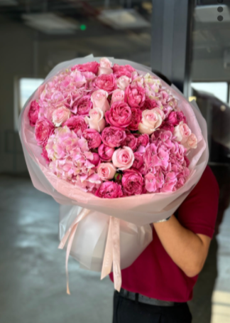 Flower bouquet "HUDA" with hydrangea, rose and peony rose