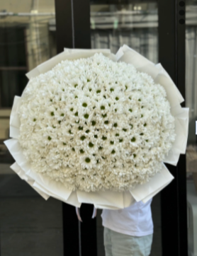 Flower VIP bouquet with 100 Chrysanthemums