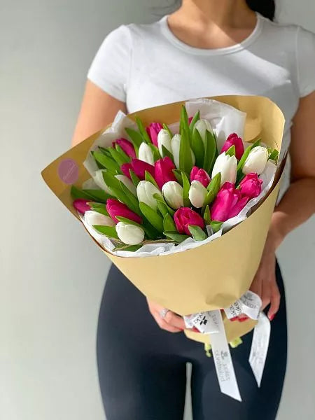 Flower bouquet with 25 tulip