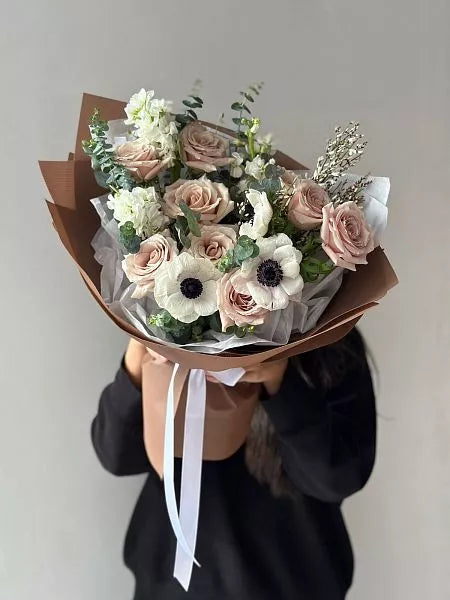 Flower bouquet "Lars" with rose, matthiolas and anemone