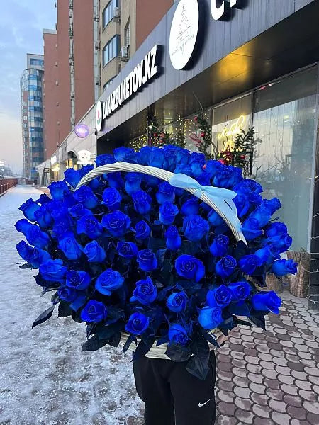 Flower basket "Thunderstorm of Love" with blue rose