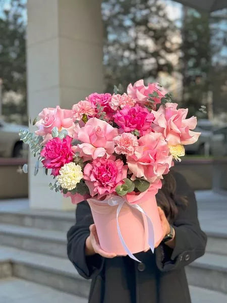 Flower box "Cloud of roses" with carnation, rose and eucalyptus