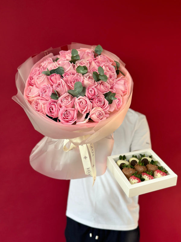 Set "Berry Love" with flower bouquet and strawberry box