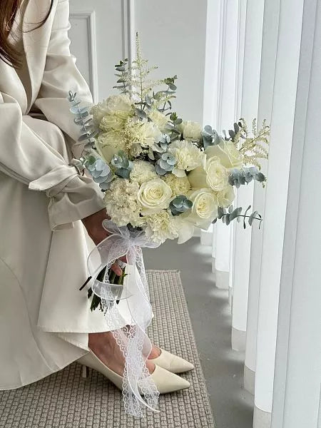 Wedding bouquet "Cersei" with rose, lisianthus and carnation