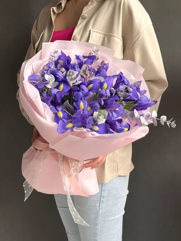 Flower bouquet with 15 irises