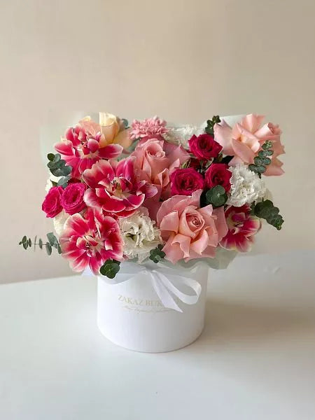 Flower box "Spring blossom" with carnation, lisianthus, rose and tulip