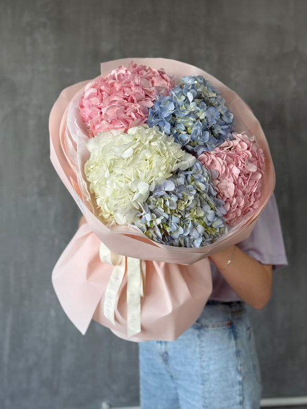 Flower bouquet with 5 hydrangea