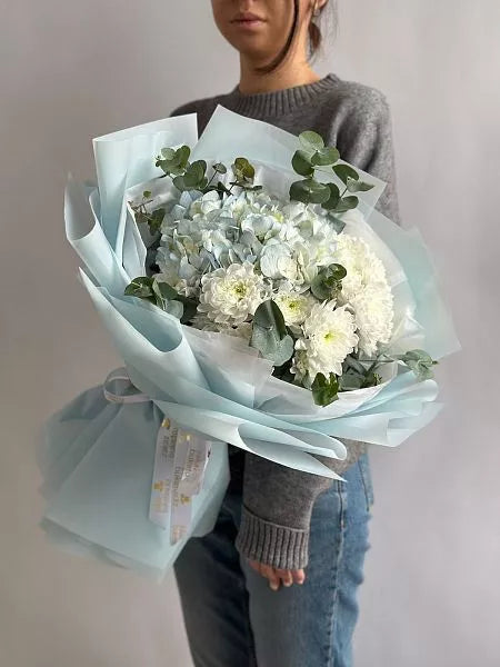 Flower bouquet "Vittorika" with hyerangea and chrysanthemum