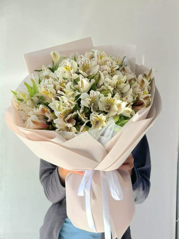 Flower bouquet "Cuty" with alstroemeria