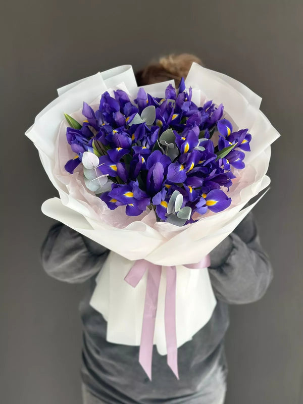 Flower bouquet with 25 irises