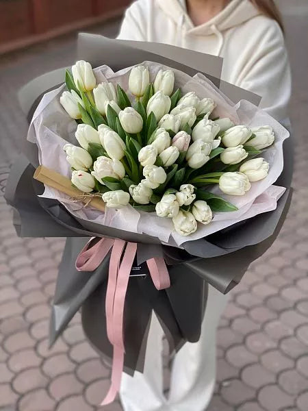 Flower bouquet with 75 white tulips