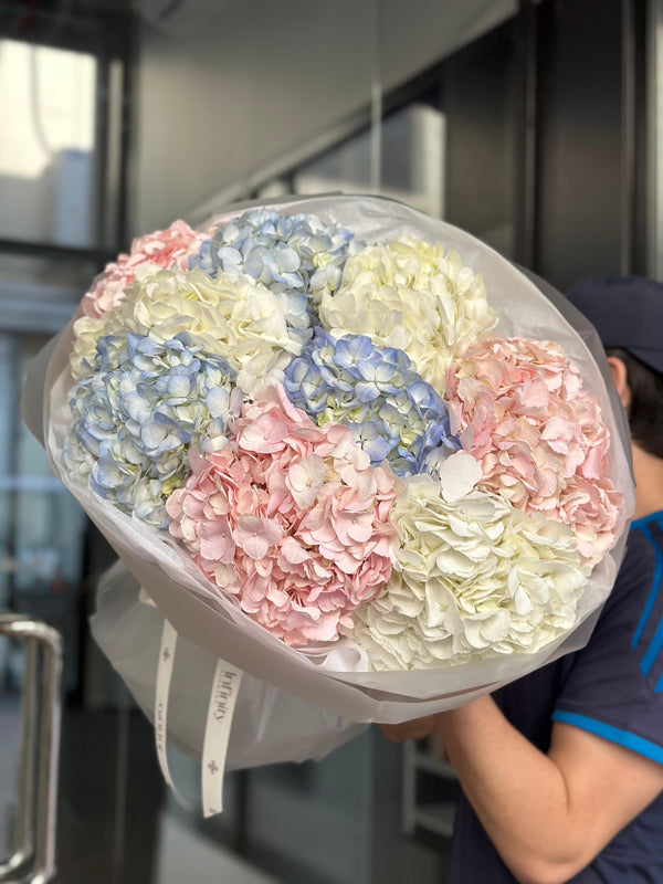 Flower bouquet with 9 hydrangea