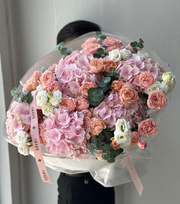 Flower bouquet "Amalphie" L with hydrangea, lisianthus and peony rose