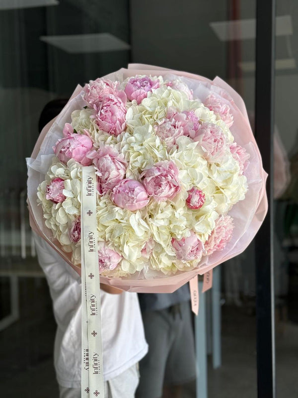 Flower bouquet "ANCIENT PALMS POSY" with hydrangea and peony