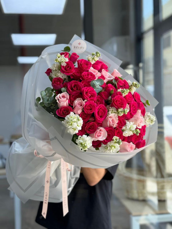 Flower bouquet "ARABIAN AMBER" with rose, spray rose and matthiola