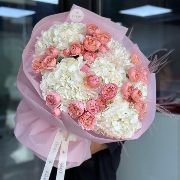 Flower bouquet "Arabian Ambiance" with hydrangea and peony rose