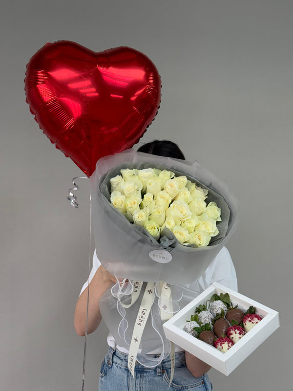 Set "Berry Valentine 3.0" with flower bouquet, strawberry in chocolate and heart balloon