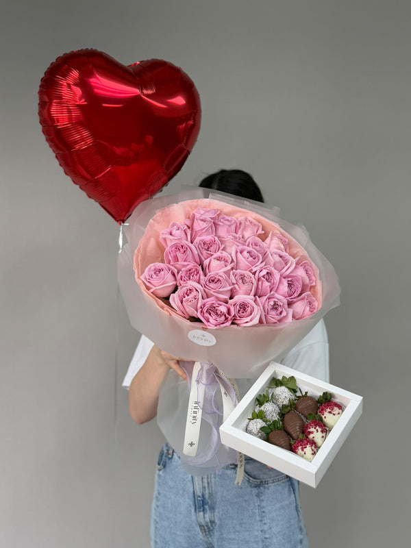 Set "Berry Valentine 4.0" with flower bouquet, strawberry in chocolate and heart balloon