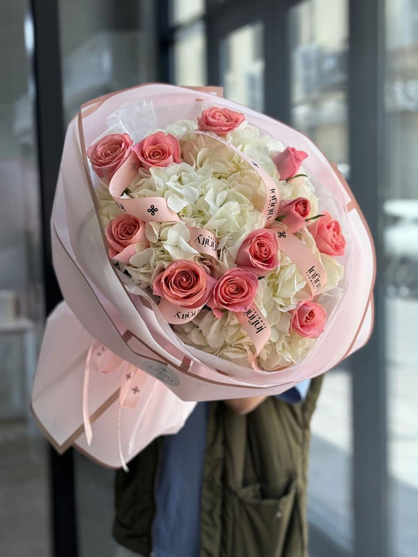 Flower bouquet "Cairo Charm" with hydrangea and rose