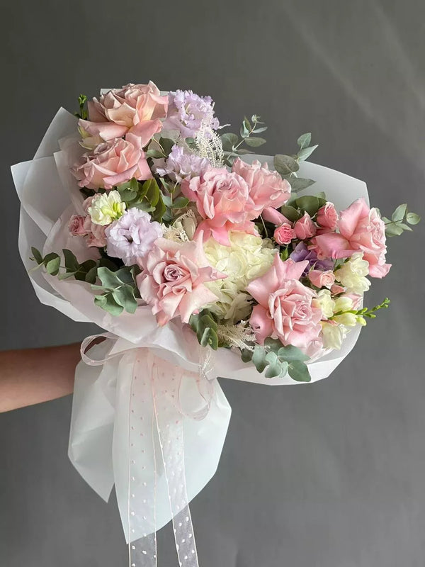 Flower bouquet "Freya" with hydrangea, rose and lisianthus