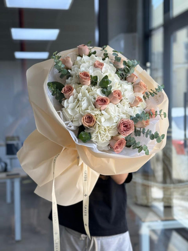 Flower bouquet "JASMINE JANNAH" with hydrangea, rose and eucalyptus