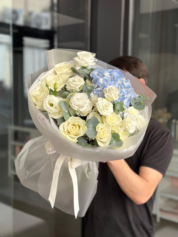 Flower bouquet "Lapis" with hydrangea, lisianthus and rose