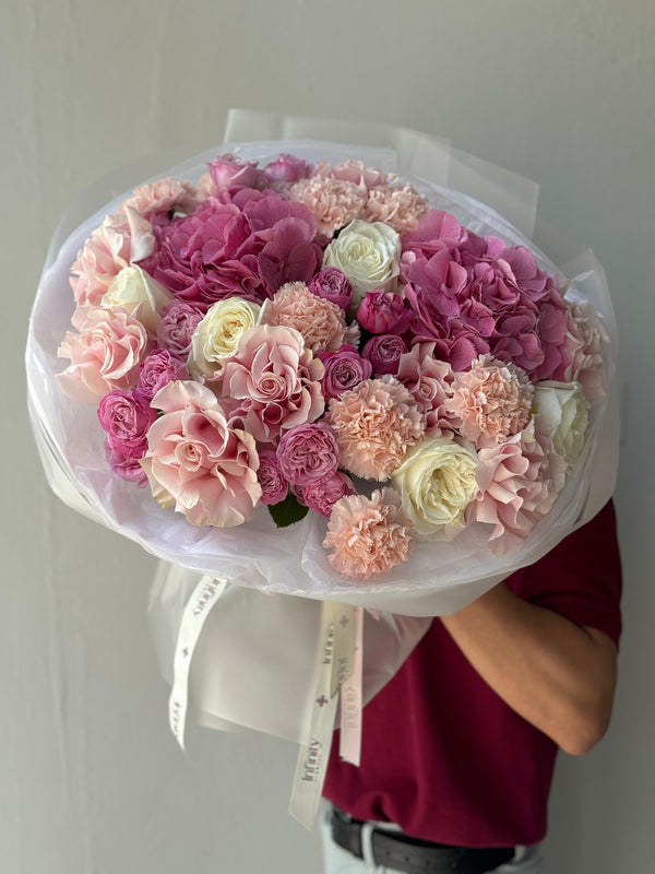 Flower bouquet "Liyana" with spray rose, hydrangea and carnation