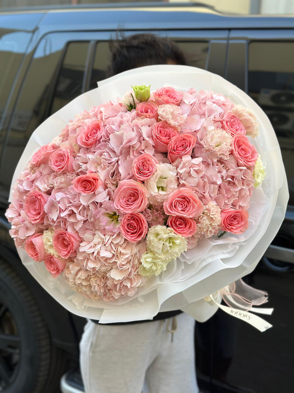 Flower bouquet "Peach" with hydrangea, rose and lisianthus