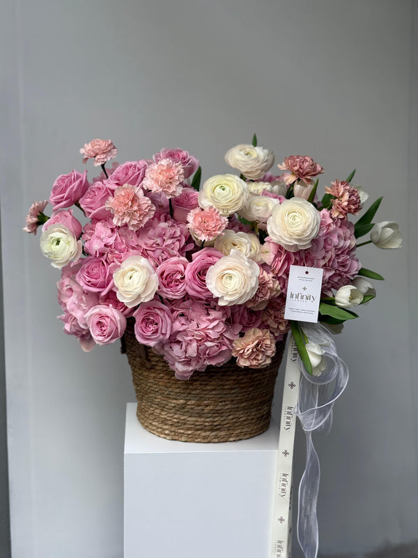 Flower pot "Rachel" with hydrangea, ranunculus and rose