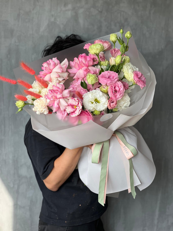 Flower bouquet "Rihanna" with hydrangea, lisianthus and rose