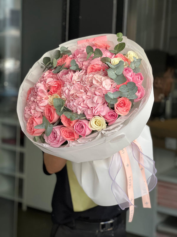 Flower bouquet "Romeo M" with hydrangea, rose and eucalyptus