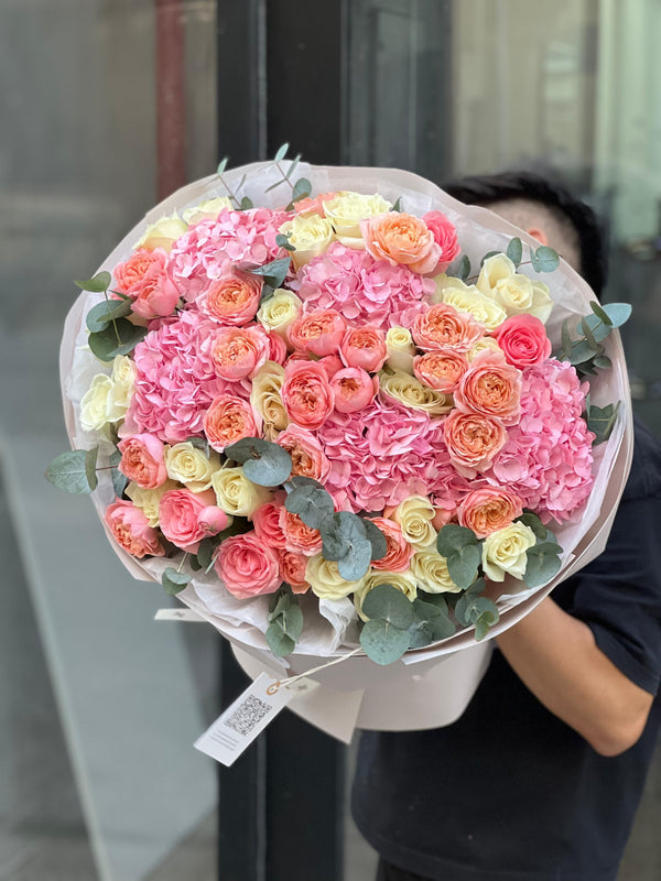 Flower bouquet "Romeo XL" with hydrangea, rose, peony rose and eucalyptus