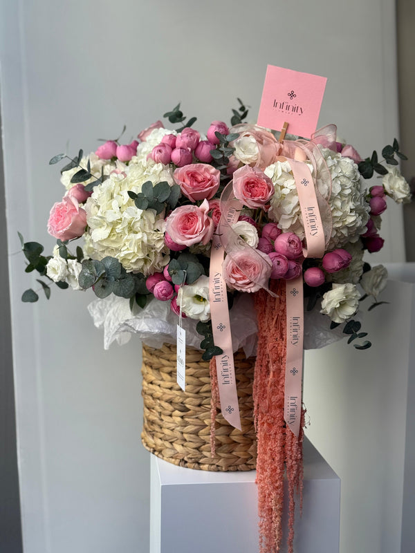 Flower pot "Roseberry Dream" with hydrangea, peony rose and lisianthus