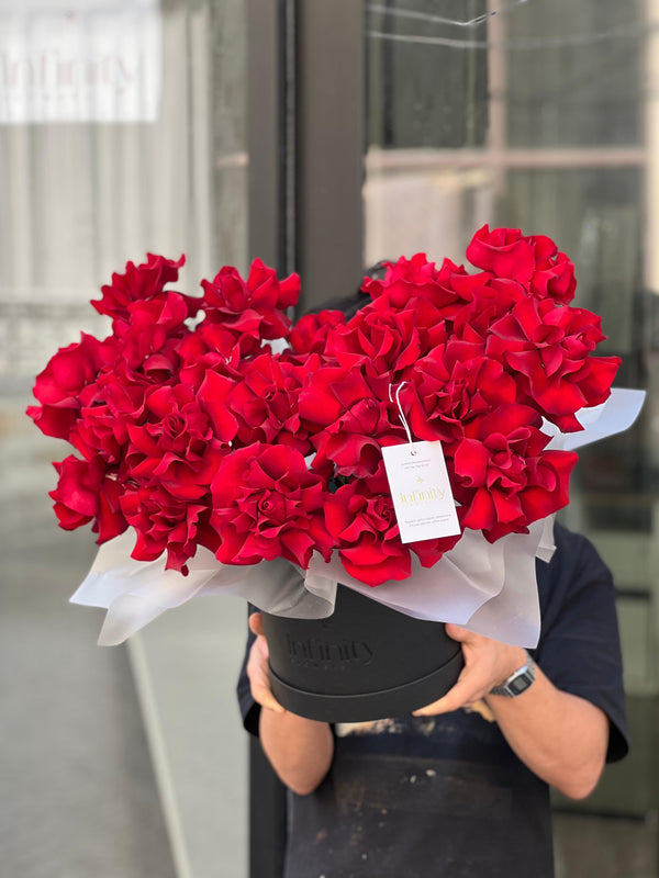 Flower box with 25 roses