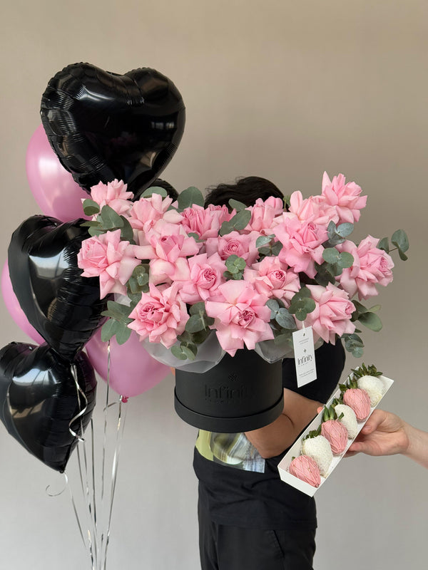 Set "Royal charm" with flower bouquet, strawberry and balloons