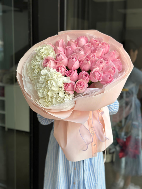 Flower bouquet "Sophie" with hydrangea and rose